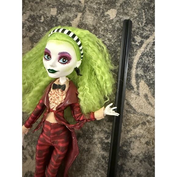 Monster High Skullector Beetlejuice Doll Complete With Stand - Picture 2 of 4